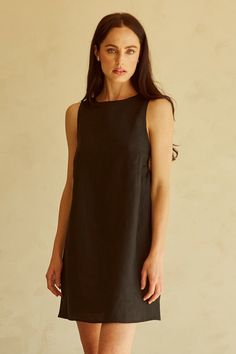 linen o-ring dress Chic Luxury Linen Mini Dress, Luxury Linen Mini Dress, Luxury Chic Linen Mini Dress, Luxury Linen Chic Mini Dress, Short Black Dress Outfit, Linen Dress Outfit, Shift Dress Outfit, Smart Casual Women Outfits, Boxy Dress