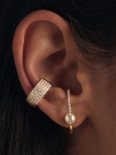 14kt gold ear cuff with bold minimalist simplicity. The five rows of diamonds create a striking silhouette. Sold as a single. 0.3 ct International orders : Duties, Taxes and VAT are not included in the total at checkout. Payment of any Duties, Taxes and VAT is the responsibility of the recipient.