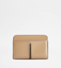 Credit card holder in elegant semi-shiny leather with central ribbing, external pockets and branded metal T Timeless accessory. Luxury Leather Beige Card Holder, Luxury Beige Leather Card Holder, Formal Compact Leather Card Holder, Elegant Tan Wallets For Business, Modern Tan Leather Wallet, Elegant Tan Leather Wallet, Formal Tan Leather Wallet, Beige Rectangular Card Holder For Formal Use, Luxury Compact Leather Card Holder