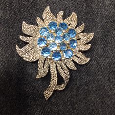 Fabulous Vintage Brooch Sparkling Blue Cluster Crystals Sunflower Design Locking Pin Back Estate Jewelry From A Palm Springs Artist That Collected Fine Jewelry Over The Past Decades. Most Items Were Never Worn, Just Displayed As Pieces Of Art. This Piece Does Have Some Tarnish. Please See Photos. Smoke & Pet Free You Are Beautiful! Remember, You Do Matter! Love, Tricia P.S. 75% Of Sales Help Funds A Ptsd Artist, Working On Project To Educate Others On Ptsd Formal Crystal Embellished Brooches, Elegant Blue Wedding Brooches, Formal Blue Flower Brooch, Formal Blue Flower Brooches, Cluster Crystals, Artist Working, Rhinestone Flower, Sunflower Design, Vintage Brooch