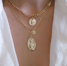 Layered pendant necklaces #gold Pearl Jewelry Outfit, Layering Necklaces Gold, Inexpensive Jewelry, Useful Ideas, Pearl Rings, Ideas Jewelry, Layering Necklaces, Outfit Jewelry, Jewelry Drawing