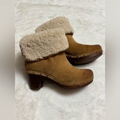 Ugg Women's Lynnea Shearling Ankle Clog Boots Sheepskin Fold-Over Lining Size 7 Winter Sheepskin Clogs With Suede Lining, Brown Shearling Clogs For Winter, Winter Suede Clogs With Round Toe, Winter Leather Clogs With Faux Fur Lining, Leather Clogs With Faux Fur Lining For Winter, Winter Brown Shearling Clogs, Winter Clogs With Suede Lining And Round Toe, Winter Suede Lined Round Toe Clogs, Sheepskin Clogs