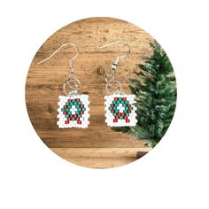 seed bead green holiday wreath earrings on white background Bead Christmas Wreath, Seed Bead Christmas, Christmas Wreath Earrings, Xmas Beads, Wreath Earrings, Holly Wreath, Stocking Stuffer Gifts, Perfect Stocking Stuffers, Door Decoration