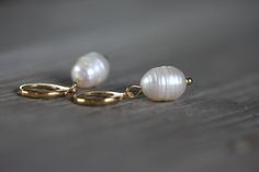 Small freshwater pearl earrings made of stainless steel 24k real gold plated, hypoallergenic and nickel free. The leverback is round in the shape of a small creole and has a diameter of 12 mm. The earring is 3 cm long in total and the freshwater pearl is 11 mm x 6 mm. An elegant simple all-rounder😉😊... an individual gift and also very pretty as wedding jewelry or bridesmaid jewelry! Hairstyle 24k real gold plated stainless steel hypoallergenic 12 mm Freshwater pearl 11mmx6mm Gold Pearl Jewelry, Villa Rosa, Pearl Cream, Freshwater Pearls Earrings, Pearl Earring, Earrings Pearl, Bridesmaid Jewelry, Real Gold, Freshwater Pearls