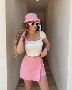 Нежно-розовый идет всем без исключения😍 Согласны? Casual Oufits, Fashion Travel Outfit, Europe Outfits, Looks Party, Fashionista Style, Girly Dresses, Beauty Dress, Outfit Look, Pink Outfits