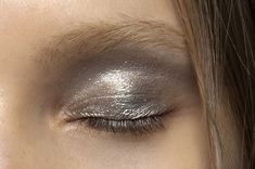 Silver Eye Shadow, Birkin Mom, Silver Eyeshadow, Aquarius Season, Metallic Eyeshadow, Silver Eye, Make Up Inspo, Vogue Beauty, December 23