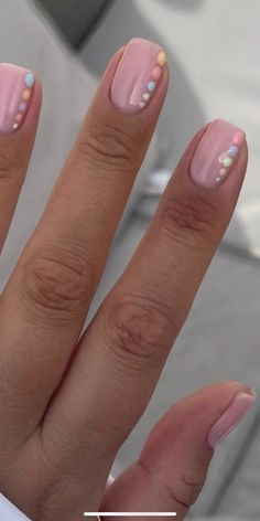 Summer 2024 Manicure, Subtle Vacation Nails, At Home Gel Nails Designs, Vacation Gel Nails, Vacation Mani Pedi, Nail Designs For Vacation, Simple Vacation Nails, Italian Nails Trends, June Nails Ideas 2024