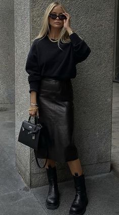 Chelsea Boots Night Outfit, Leather Skirt Office Outfit, Long Black Leather Skirt Outfit, New Year Outfit Casual, Leather Midi Skirt Outfit, Australian Winter, Outfit Botas, T Shirt Outfits