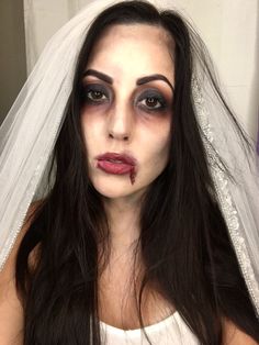 Easy Halloween Makeup Tutorial: Zombie Bride #ZombieMakeup #YouniqueHalloween #EasyHalloweenMakeup Zombie Bride Makeup, Halloween Zombie Makeup, Zombie Makeup Easy, Zombie Bride Costume, Zombie Makeup Tutorials, Ghost Makeup, Halloween Makeup Tutorial Easy