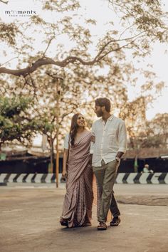 Ooty India Photography Couple, India Couple Photos, Pre Wedding Street Photo Ideas, Pre Wedding Shoot Aesthetic, Prewedding Photography Saree, Indian Couple Poses Photography, Prewedding Photography Indian Saree, Pre Wedding Shoot Ideas Indian Couple Photos, Candid Poses For Couples