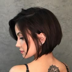 Short Concave Bob Hairstyles, Long Bob Side Part Straight, Short Bob Haircuts Side Part, Short Concave Bob, Cool Bob Haircut, Side Short Hair, Short Bob With Side Bangs, Short Bob Side Part, Concave Hairstyle