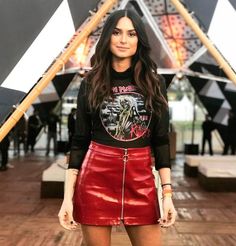 Rock in Rio: 10 looks para te inspirar. Blusa de banda preta, saia de vinil vermelha Dress Nigth, Red Leather Skirt, Grunge Skirt, Look Grunge, Rock Outfits, Hipster Outfits, Rocker Style, Rock Punk, Womens Fashion Edgy