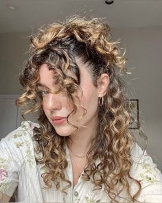 #fashion #lookbook #alllook Short Curly Hair With Long Bangs, Curly Hairstyles With Bangs Updo, Curly Haircut Face Framing, Curly Face Framing Layers, Highlights Curly, Curly Styles, Highlights Curly Hair