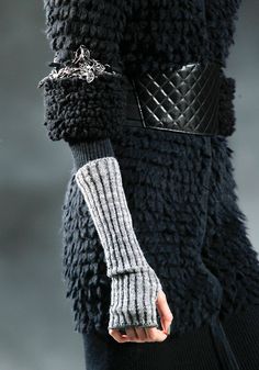 Chanel Chanel Winter, Fingerless Gloves Crochet, Gloves Crochet, Chanel Couture, Knitted Wit, Chanel Fashion, Mode Inspiration, Knitting Inspiration, Coco Chanel