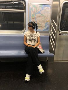 Subway Poses Aesthetic, Nyc Aesthetic Photoshoot, New York City Fashion Street Style, Aesthetic Subway Pictures, Subway Pictures Aesthetic, Nyc Cool Girl Aesthetic, Insta Photo Ideas Nyc, Subway Instagram Pictures, City Girl Outfits Summer