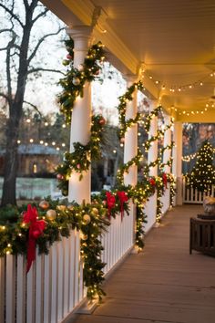 An outdoor porch railings decorated with lit garlands and ornaments for christmas. Christmas Lights In Bushes, Red And White Christmas Lights On House, Colorful Outdoor Christmas Lights, Christmas Lights On Trees Outdoor, Christmas Light Decorations Outdoor, House Christmas Lights Outdoor, Simple Christmas Lights On House, Outdoor Christmas Lights On House, Outdoor Christmas Light Ideas