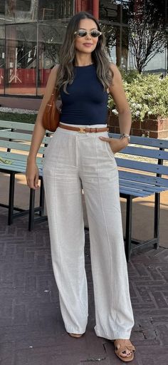 Outfit Ideas Clean Look, Cream Linen Pants Outfit Work, Elegant Italian Style, White Office Pants, Italian Summer Outfits Modest, Dress Casual Outfits For Women, Classy Linen Outfit, White Pants Office Outfit, White Pantalon Outfit