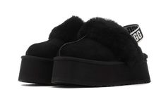 Reconnu pour ses produits d'hiver, UGG propose une nouvelle déclinaison monochrome de sa claquette surélevée, la Funkette. La UGG Funkette Slipper Black dévoile une tige en daim noir accompagnée d'une épaisse fourrure ton sur ton sur sur le dessus. Cette silhouette associe style et confort grâce à sa languette brandée qui maintient le pied en place tandis que l'amorti est assuré par une épaisse semelle en mousse EVA. SKU : 1113474-BLKDate de sortie : Novembre 2023... En voir plus Ugg Funkette Outfits, Ugg Funkette, Black Uggs, Exclusive Sneakers, Nike Shox, Nike Cortez, Jordan 11, Travis Scott, American Express