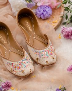 Trending Summer Nails, Indian Wedding Shoes, Gift Ideas Wedding, Wedding Mehndi, Embellished Shoes, Fashion Slippers