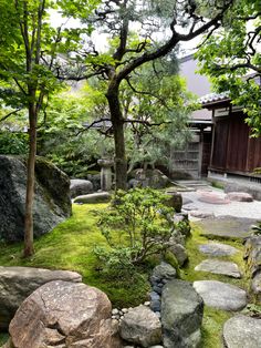 Japanese Garden Entry, Japense Gardens Backyard, Japanese Rain Garden, Small Garden Front Of House, Large Front Yard Landscaping Ideas, Small Garden Design Ideas Layout, Zen Landscaping, Japanese Water Gardens, Japanese Backyard