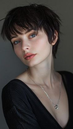 Unlock the potential of short hair with these 28 alluring pixie haircuts with bangs. Ideal for showcasing your individuality and style savvy. Pixie Haircut With Bangs, Pixie Haircuts With Bangs, Short Haircuts With Bangs, Messy Haircut, Pixie Haircut For Round Faces, Pixie Cut With Bangs, Girls Short Haircuts, Haircut With Bangs, Hair And Makeup Tips