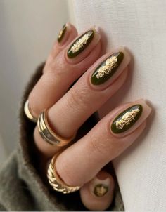 Do you want inspiration for olive green nail designs? Check out this list of gorgeous olive green nails to try for your next manicure! Minimal Nails, Dream Nails, Fire Nails, Dope Nails, Square Nails, Gold Nails