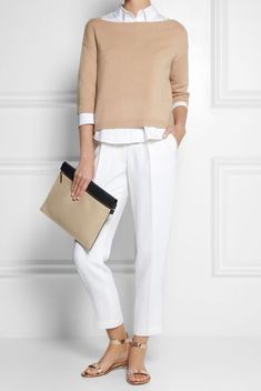 Valentino casual elegance Moda Over 50, Casual Chique Stijl, Style Casual Chic, Looks Chic, Fashion Over 50, White Pants