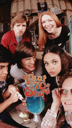 the cast of that 70s show posing for a photo