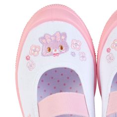 These Sanrio The Runabouts Star Indoor Shoes, sized 18cm, are perfect for kids. Featuring charming Sanrio characters, they offer comfort and style for indoor play. Slip-resistant soles ensure safety on various surfaces. Ideal for young Sanrio fans. Cutecore Shoes, Indoor Shoes, Hello Kitty Backgrounds, Kawaii Plushies, Indoor Play, Sanrio Characters, Kawaii Clothes, Cute Shoes, Things To Buy