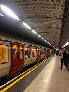 people are waiting for the subway to arrive at the station, and it's time to get on