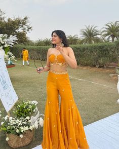 Haldi Dress For Bride Sister, Dress For Bride Sister, Haldi Dress For Bride, Indian Outfits Modern, Haldi Ceremony Outfit, Haldi Dress, Dress For Bride, Haldi Outfits, Trendy Outfits Indian