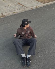 Brown Hoodie / Baggy skate Jeans / Addias Sambas / New Era Cap / fall fit New Era Fitted Cap Outfit Men, Brown Cap Outfit Men, New Era Fitted Cap Outfit, Brown Hoodie Outfit Men, Brown Cap Outfit, College Hoodie Outfit, Fitted Caps Men Outfit, New Era Cap Outfit, New Era Cap Outfit Men