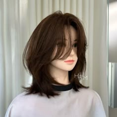 Short Hair Thick Straight, Collarbone Layered Hair, Korean Short Hair For Chubby Face, Middle Hairstyles, Haircut For Chubby Face, Unique Hair Cuts, Unique Haircuts, Hairstyles For Chubby Faces