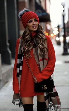 15+ Beautiful Christmas Outfit Ideas for Women (inspiration + for family pictures) - LynSire Red Plaid Blazer Outfit, Christmas Outfit Inspiration, Burberry Style, Winter Mode Outfits, Casual Chic Outfits, Mode Hippie, Fashion Blogger Outfit, Chique Outfits