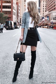 Boots Chanel, Modest Winter Outfits, Winter Skirt Outfit, Rock Outfit, Blazer Outfit, Foto Poses, Grey Blazer, Professional Outfits, Mode Inspiration