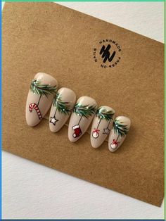 #ongles #nailart Christmas Film Nails, Christmas Nails Hand Painted, Short Christmas Nails Design, Christmas Bauble Nail Art, Rustic Christmas Nails, Grinch Christmas Nails Acrylic, Christmas Western Nails, Boho Christmas Nails, Christmas Designs For Nails