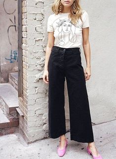 How To Wear Culottes, Minimalist Moda, Black And White Outfit, Cooler Style, Spring Look, Fashion Blogger Style, Looks Street Style, Mode Inspo, Pink Shoes