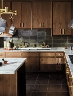 Interior Design Trends 2024 - oak cabinetry in kitchen with brass fixtures and pulls Waterworks Kitchen, Walnut Kitchen Cabinets, Dark Wood Kitchens, Dark Kitchen, Casa Vintage, Cabinetry Design, Wood Kitchen, Kitchen Inspo