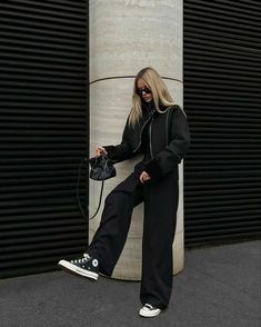 Fall Outfits Rocker Chic, Converse Autumn Outfit, La Street Style 2023, Black Street Outfit, Converse Winter Outfit, Converse Black Outfit, Black Converse Outfit, Outfit With Converse, 00s Mode