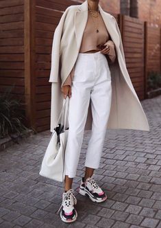 Como usar | Off White Denim - Portugal Têxtil Cropped Sweater Outfit, Conference Outfit, Work Ootd, Minimalistic Outfits, How To Wear Sneakers, Christmas Outfit Ideas, Trench Coat Outfit, Spring Work Outfits, Fashion Nova Outfits