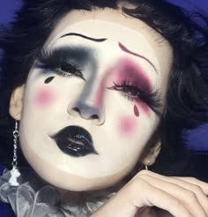 Reference Poses Close Up, Salina Killa Clown, Clown Drag Outfit, White Face Makeup Looks, Reveal Dress Drag, Jester Clown Makeup, Clown Inspo Outfit, Pierrot Clown Art