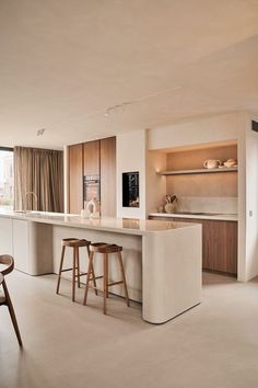 Gietvloeren Curved Kitchen Island, Japandi Kitchen, Curved Kitchen, Japandi Interior, 아파트 인테리어, House Design Kitchen, Kitchen Inspiration Design, Minimalist Kitchen