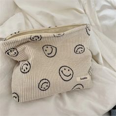 Cosmetic Bag Aesthetic, Pencil Cases For Girls, Cute Makeup Bags, Girl Cases, Bag Aesthetic, Aesthetic Women, Bags Aesthetic, Makeup Pouch, Make Up Bag