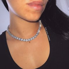 1-3 Werktage Lieferzeit mit Sendungsverfolgung Kauf auf Rechnung Kostenloser Versand & einfache Rückgabe 14 Tage Rückgaberecht Produktdetails: Tennis Choker Hochwertiger Modeschmuck (Kupfer mit Silber überzogen) Stein Material: Cubic Zirkonia Versand: Deutschland 1-3 Werktage mit DHL Gratis Versand ab 40€ EU & Schweiz 2-5 Werktage Lieferung mit DHL Gratis Versand ab 100€ USA & KANADA 2-3 Werktage mit FedEx Gratis Express Versand ab 150€ Weltweit 2-5 Werktage mit FedEx & DHL Grati Tennis Chain Necklace, Tennis Chain, Necklace Pendants, Stone Material, Tennis Necklace, Luxury Gift Box, Jewelry Designers, Copper Plated, Stunning Jewellery