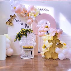 Mom to Bee Shower Honey Bee Baby Shower Decorations, Baby Shower Pastel Colors, Yellow Baby Shower Theme, Yellow Baby Shower Decorations, Small Baby Shower Ideas, Mom To Bee, Girl Shower Themes