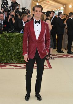 Andrew Garfield wearing Tom Ford at Met Gala 2018 Gala Outfit, Red Suit, Andrew Garfield, Fashion Night, Well Dressed Men, Mens Fashion Summer, Red Carpet Fashion