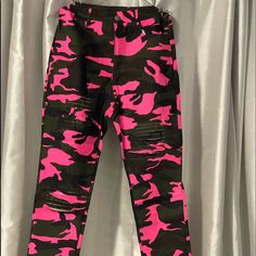 Ladies Medium Hot Pink Camouflage Pants American Eagle Mom Jeans, White Distressed Jeans, Camouflage Pants, Pink Camouflage, Cuffed Jeans, Love Jeans, Dark Blue Jeans, Straight Leg Denim, True Religion Jeans