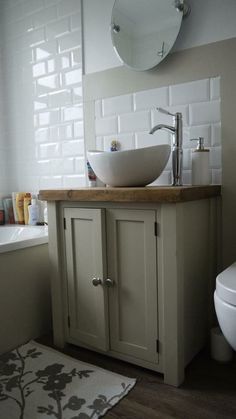 a bathroom with a sink, toilet and bathtub next to each other on the same page