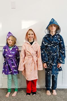 Learn how to make a warm kids robe with a sewing pattern. This beginner sewing project uses flannel fabric and is a great handmade gift. My kids get cold and having a cozy, warm flannel robe to wear over their pajamas has been the best thing for winter. It really keeps them warm. The best part is that the belt is attached so that it can't get lost. This is a PDF downloadable pattern that comes in 7 sizes from 3 to 10, and it is a knee body length. The hood is curved and there's an attached tie b Bathrobe Pattern, Robe Sewing Pattern, Dressing Gown Pattern, Thread Crafts, Tops Sewing, Kids Robes, Kids Sewing, Free Sewing Pattern, Beginner Sewing