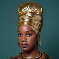 Améliorez votre look avec notre Au Headwrap doré métallisé. Conçu aussi bien pour les occasions spéciales que pour un usage quotidien, le bandeau extensible offre un accessoire luxueux et polyvalent pour toutes les tenues. Un choix exquis pour les femmes élégantes. Associez-le à votre petite robe noire préférée.

 Type de tissu: Tricot léger avec une face métallique. Extensible dans les quatre sens. Veuillez noter qu'il s'agit d'un matériau spandex et non de cuir véritable.

 Entretien : nettoyage des taches uniquement

 Détails: 95 % rayonne 5 % élasthanne (extensible dans 4 directions) ; 71" x 18" (la taille peut légèrement varier)

 Tous les bandeaux sont de grands foulards rectangulaires, fabriqués à la main à Austin, au Texas. Les tailles et la couleur peuvent légèrement varier en rai Adjustable Glamorous Gold Headpieces, Gold Headwrap Headband For Party, Gold Turban Headband For Party, Gold Fitted Headband For Party, Gold Turban Style Headband For Party, Elegant Adjustable Gold Headband, Adjustable Gold Headband For Party, Elegant Gold Headband For Evening, Party Headband Headwrap